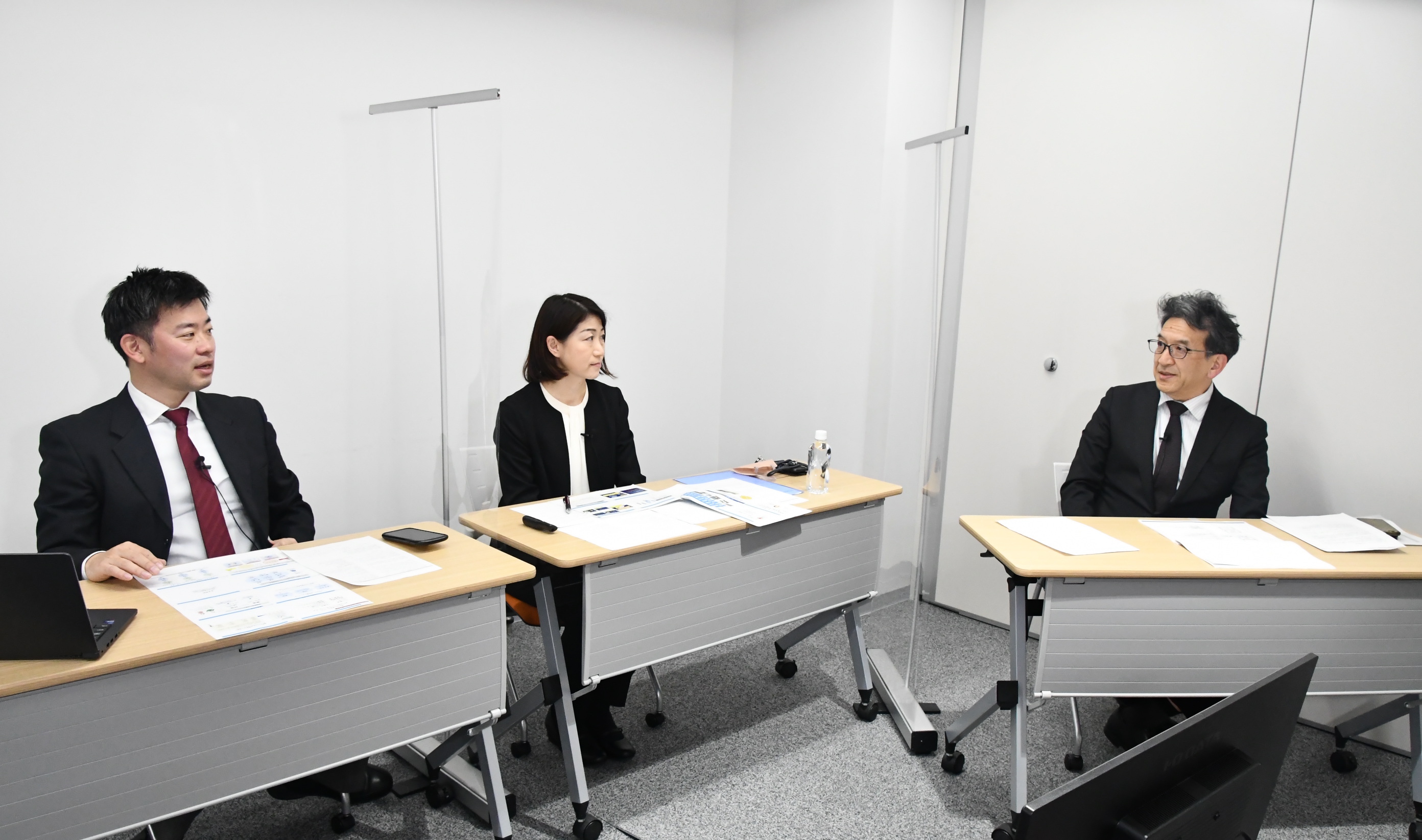 意見交換をする（左から）米田哲郎氏、圓尾奈緒美氏、石田一郎常務理事