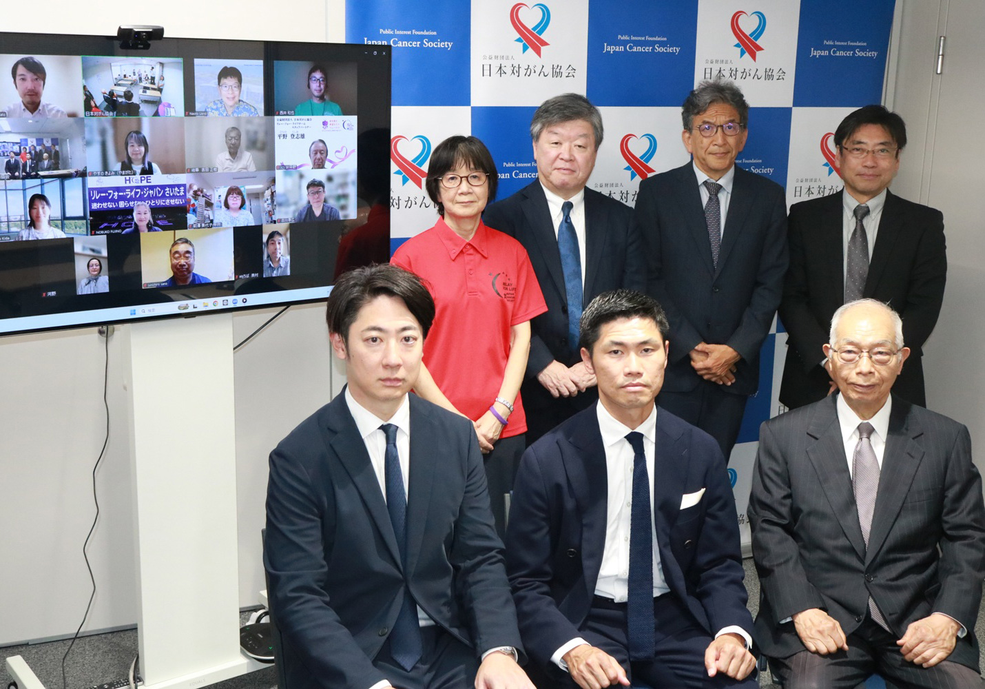 手前左から今村医師、大渕医師、垣添会長、後列右から日本対がん協会 桑山朗人常務理事、梅田正行理事長、石田一郎前常務理事、三室さん