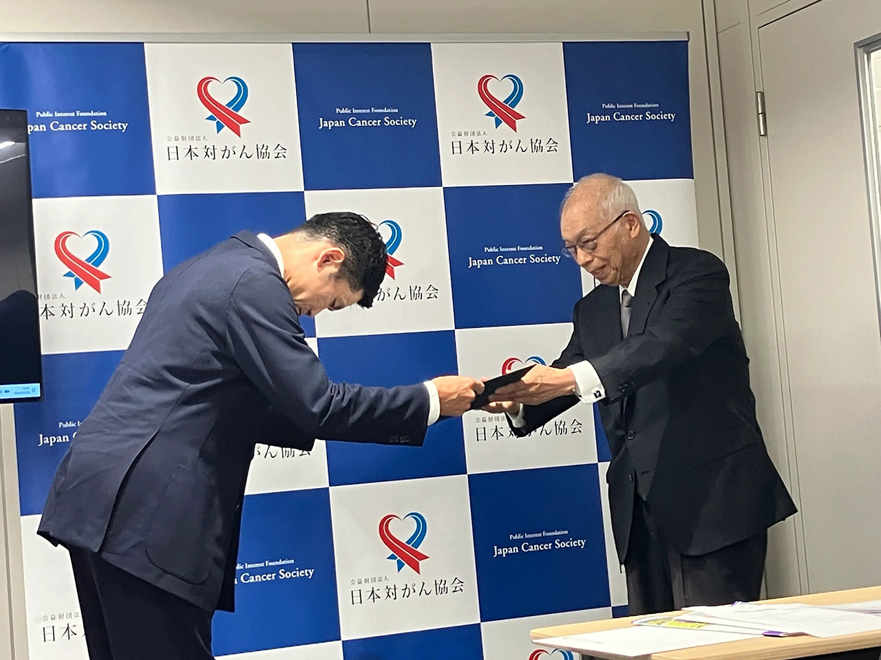 大渕医師（左）へ認定証を授与